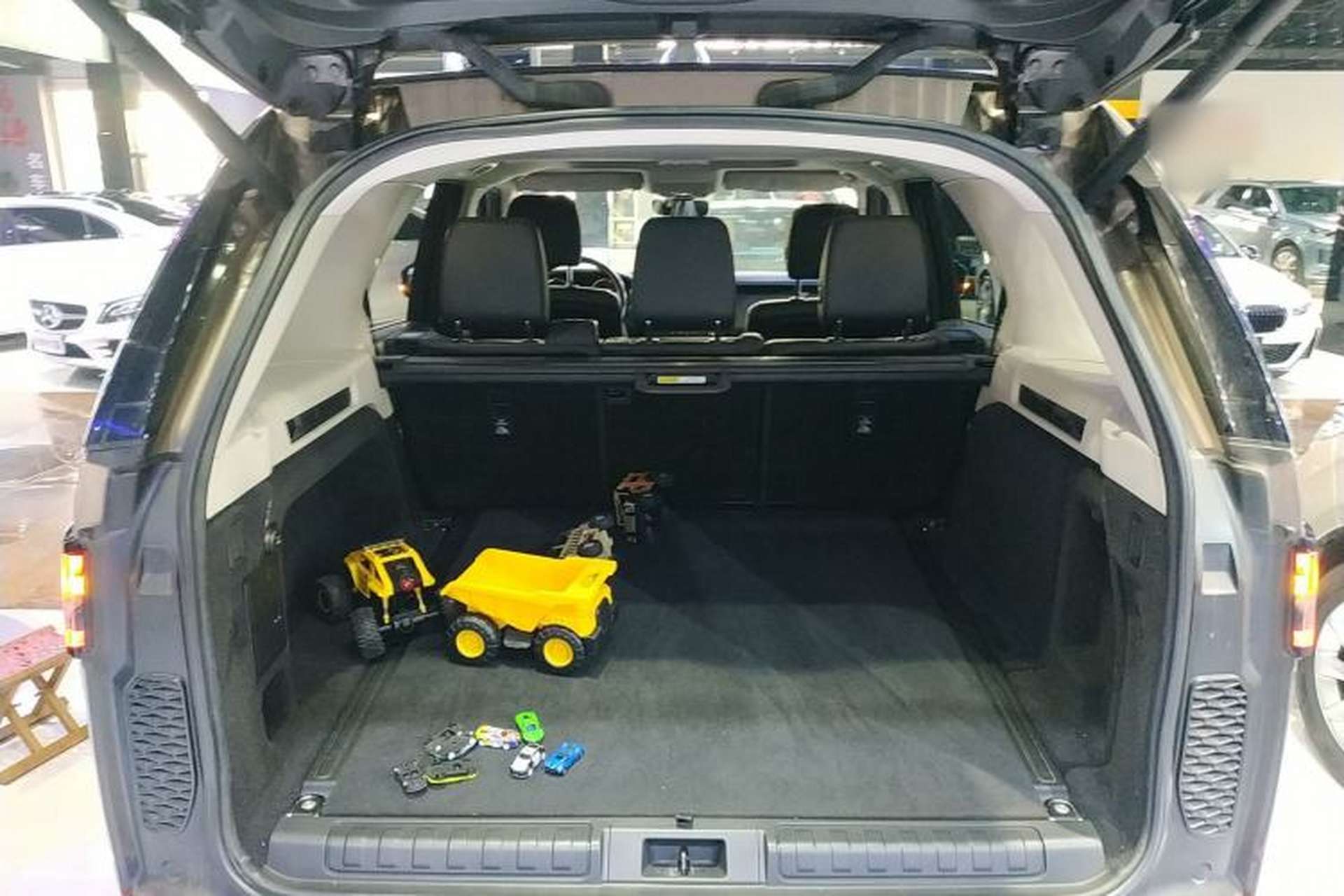 Used Land Rover Discovery 2017 3.0 SC V6 S Trunk