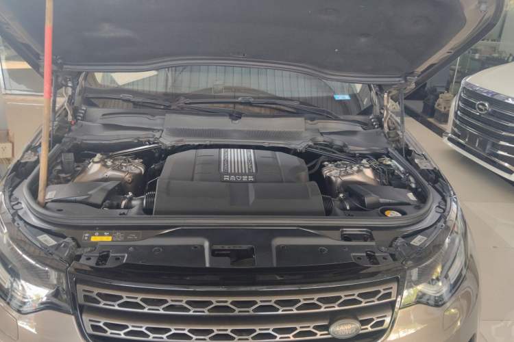 Used Land Rover Discovery 2017 3.0 SC V6 S Engine Bay