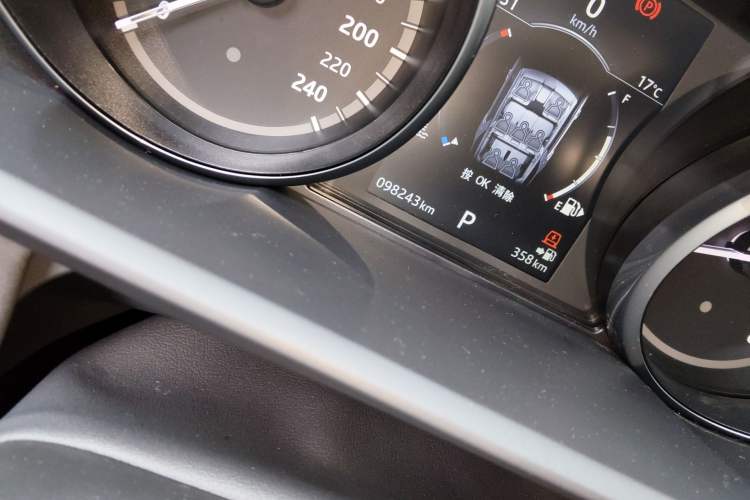 Used Land Rover Discovery 2017 3.0 SC V6 HSE Odometer Close Up