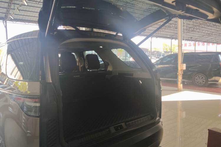 Used Land Rover Discovery 2017 3.0 SC V6 S Trunk
