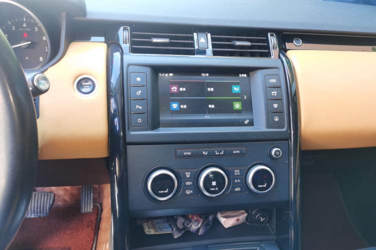 Used Land Rover Discovery 2017 3.0 SC V6 SE Audio And AC Panel