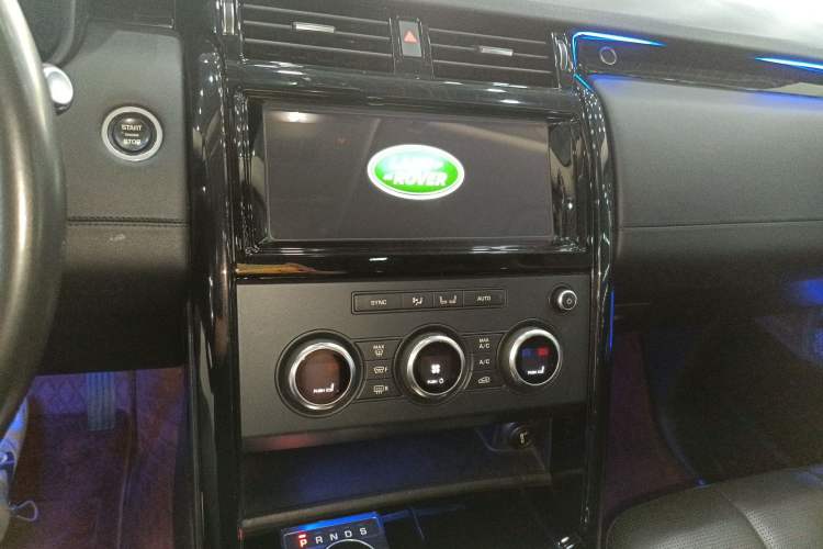 Used Land Rover Discovery 2017 3.0 SC V6 SE Audio And AC Panel