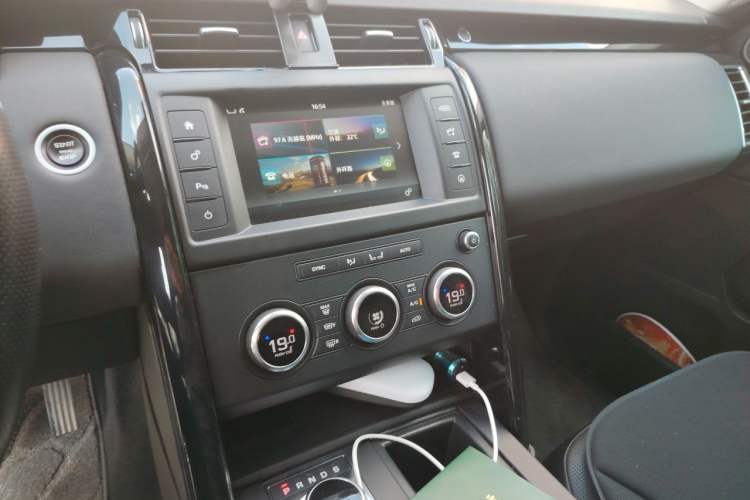 Used Land Rover Discovery 2017 3.0 SC V6 SE Audio And AC Panel