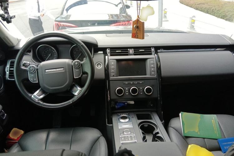 Used Land Rover Discovery 2017 3.0 SC V6 SE Center Console