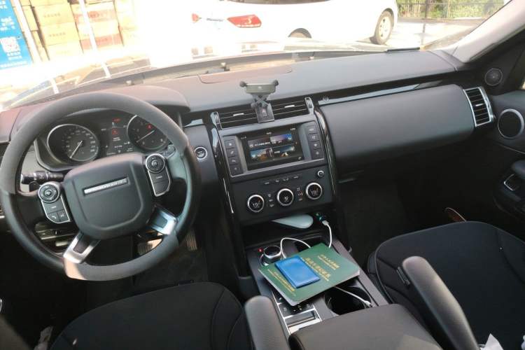 Used Land Rover Discovery 2017 3.0 SC V6 SE Center Console