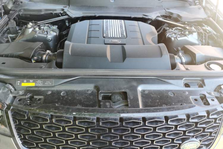 Used Land Rover Discovery 2017 3.0 SC V6 SE Engine Bay