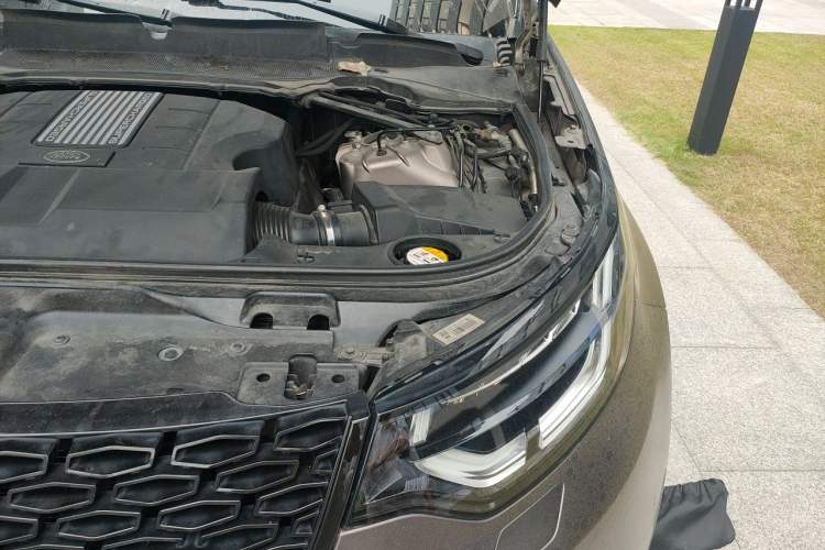 Used Land Rover Discovery 2017 3.0 SC V6 HSE Engine Bay Left