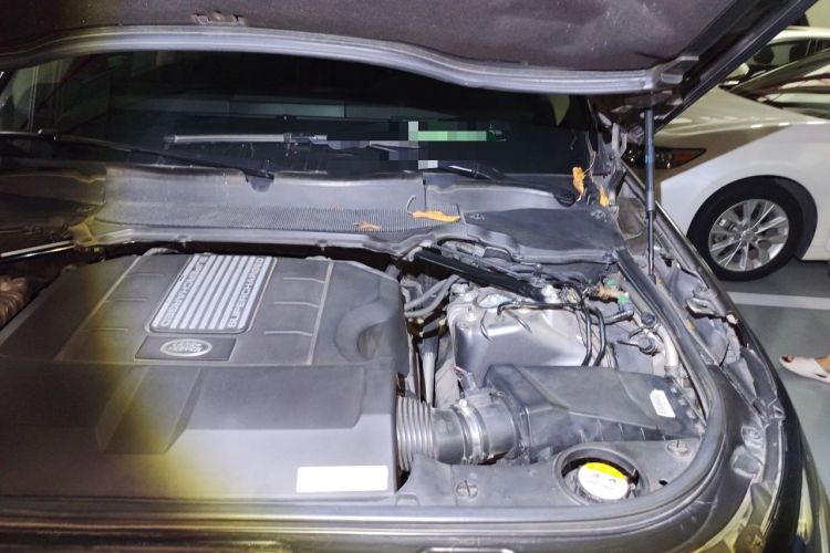 Used Land Rover Discovery 2017 3.0 SC V6 HSE Engine Bay Left