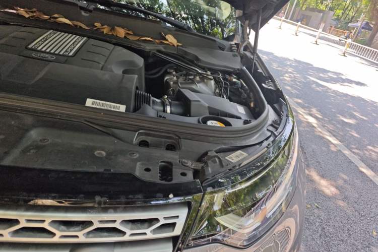 Used Land Rover Discovery 2017 3.0 SC V6 HSE Engine Bay Left