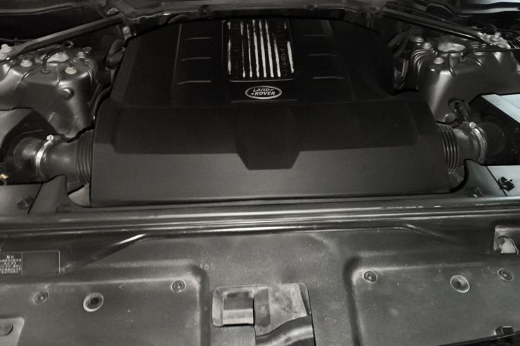 Used Land Rover Discovery 2017 3.0 SC V6 SE Engine Bay