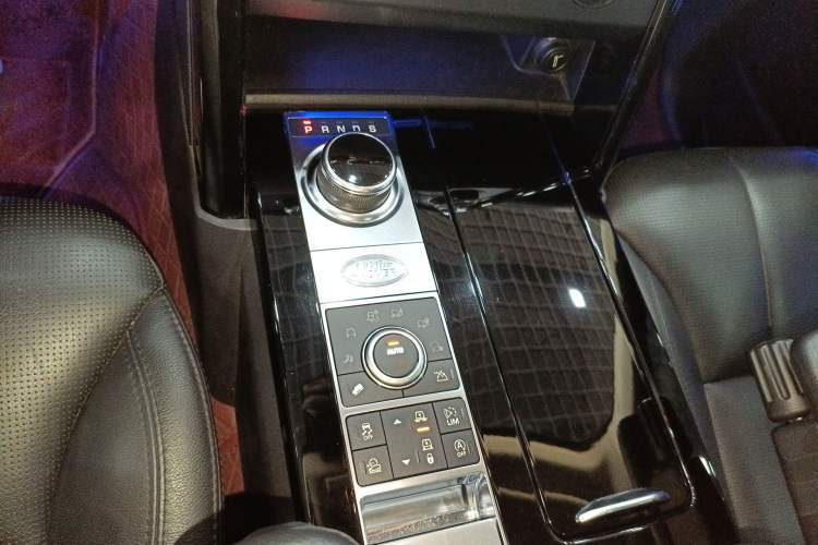 Used Land Rover Discovery 2017 3.0 SC V6 SE Gear Lever