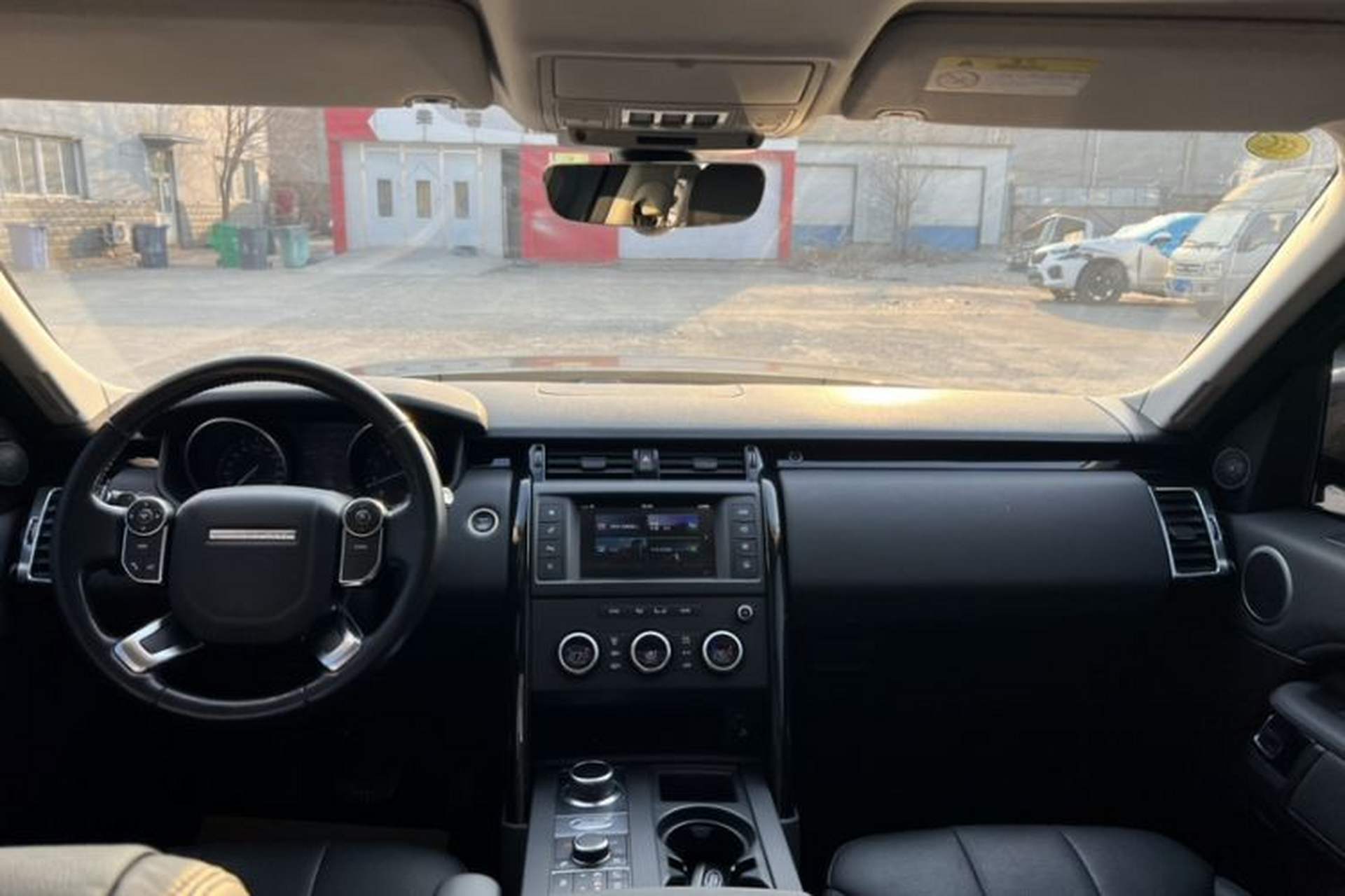 Used Land Rover Discovery 2017 3.0 SC V6 SE Interior 4