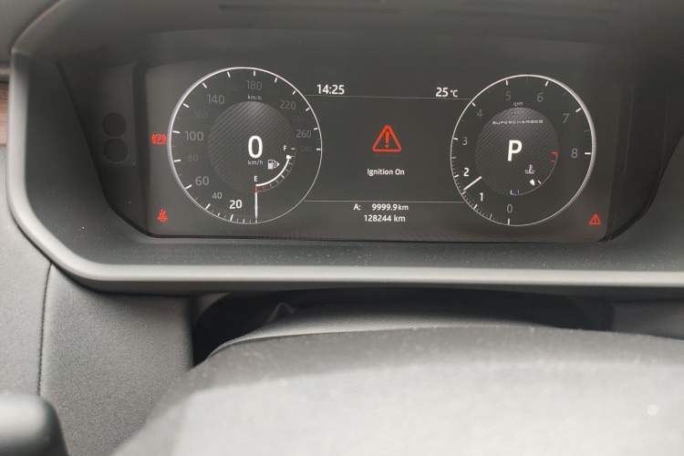 Used Land Rover Discovery 2017 3.0 SC V6 HSE Odometer Close Up