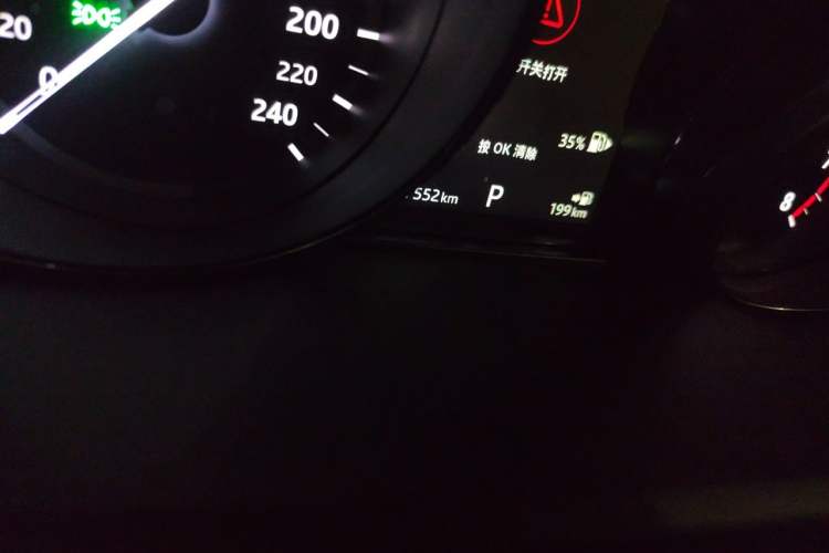 Used Land Rover Discovery 2017 3.0 SC V6 HSE Odometer Close Up