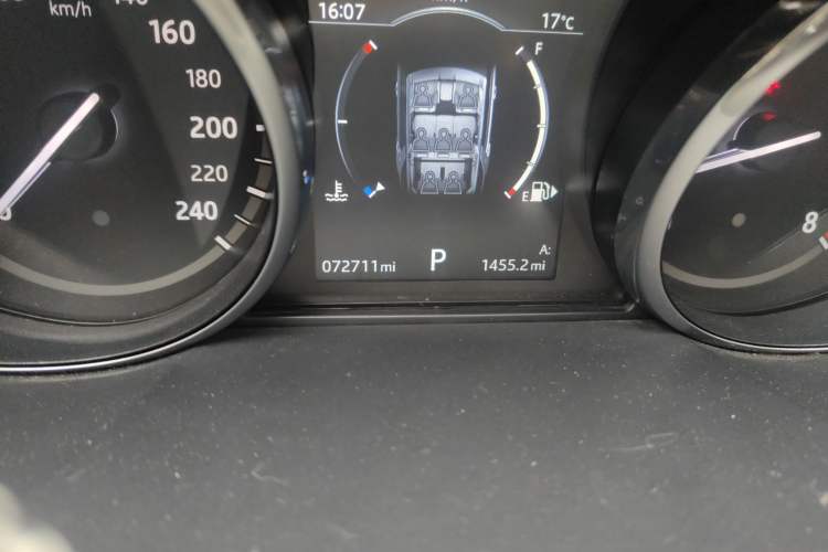 Used Land Rover Discovery 2017 3.0 SC V6 HSE Odometer Close Up