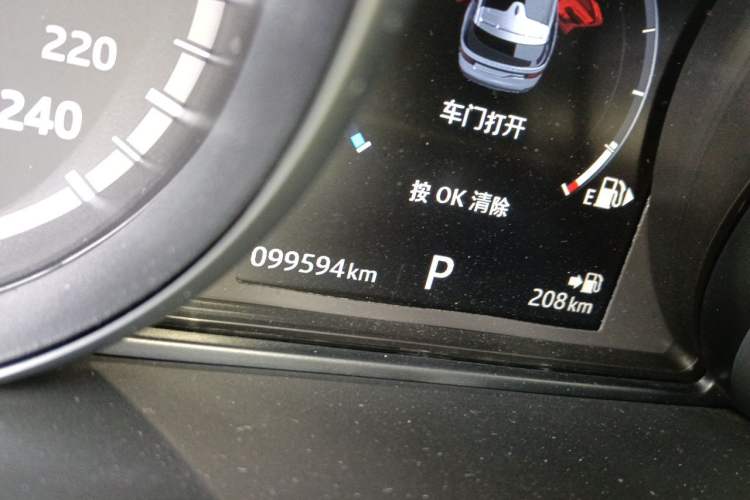 Used Land Rover Discovery 2017 3.0 SC V6 SE Odometer Close Up