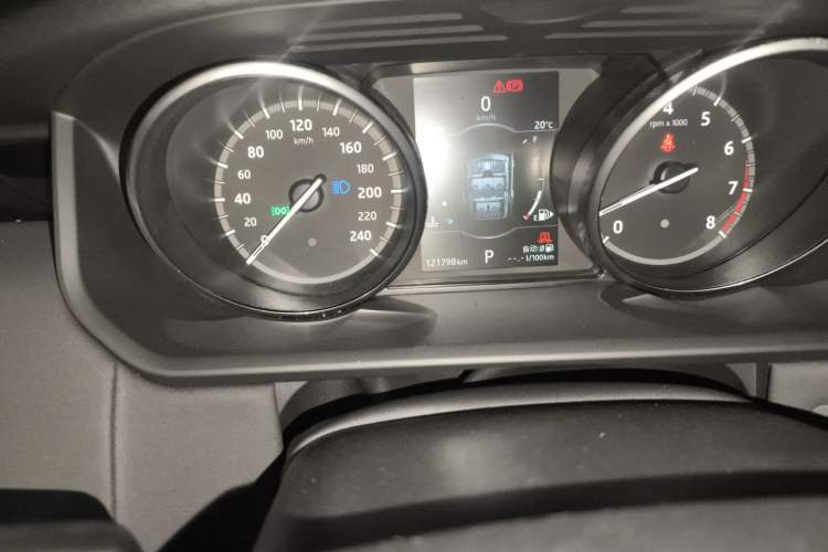 Used Land Rover Discovery 2017 3.0 SC V6 SE Odometer Close Up