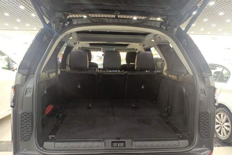 Used Land Rover Discovery 2017 3.0 SC V6 SE Trunk