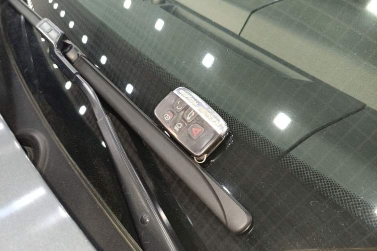 Used Land Rover Discovery 2017 3.0 SC V6 SE Vehicle Key
