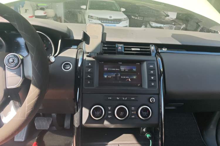 Used Land Rover Discovery 2017 3.0 SC V6 SE Audio And AC Panel