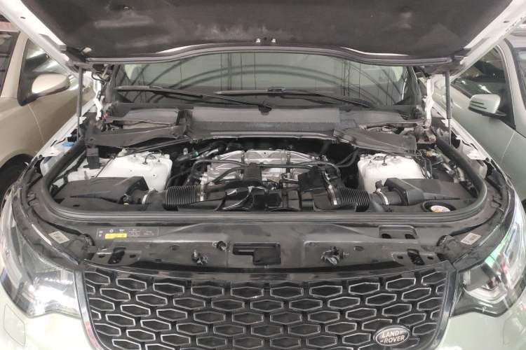 Used Land Rover Discovery 2017 3.0 SC V6 SE Engine Bay