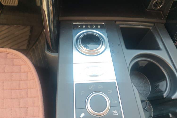 Used Land Rover Discovery 2017 3.0 SC V6 SE Gear Lever