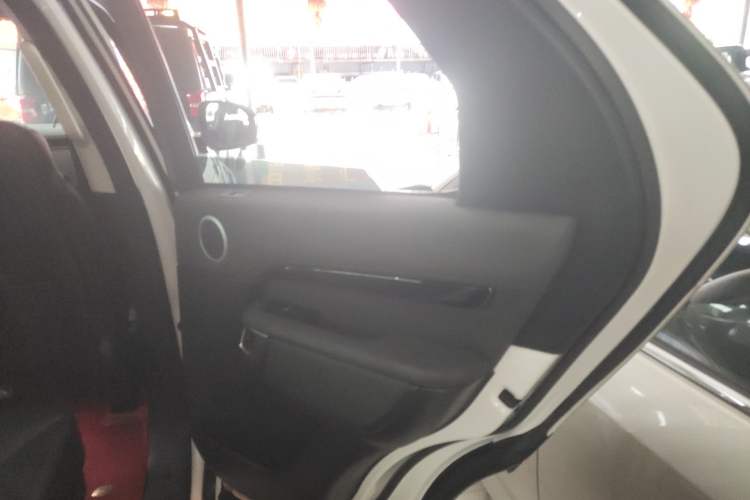 Used Land Rover Discovery 2017 3.0 SC V6 SE Interior 6
