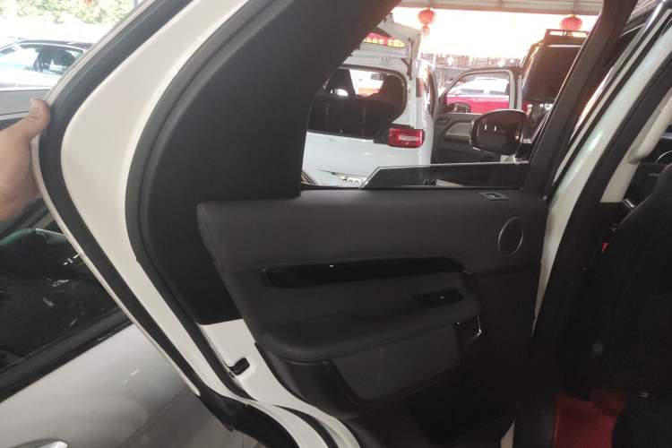 Used Land Rover Discovery 2017 3.0 SC V6 SE Interior 8