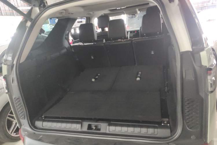 Used Land Rover Discovery 2017 3.0 SC V6 SE Trunk
