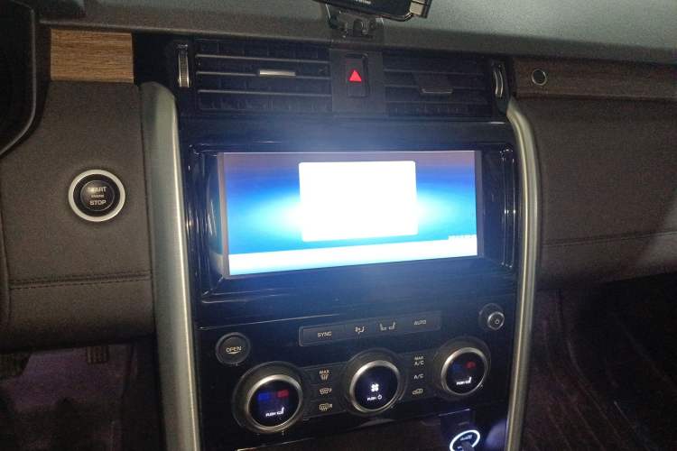 Used Land Rover Discovery 2017 3.0 SC V6 HSE Audio And AC Panel