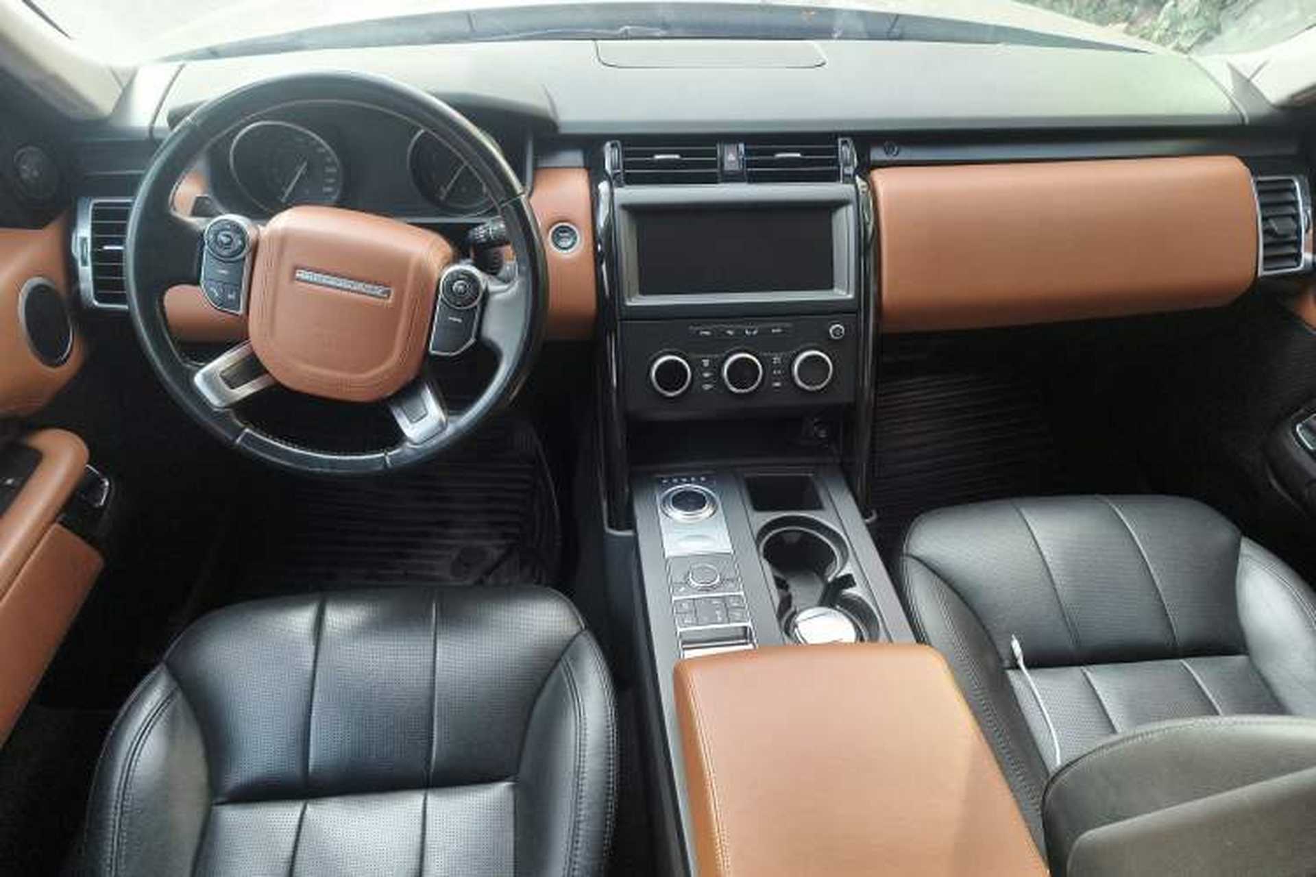 Used Land Rover Discovery 2017 3.0 SC V6 SE Center Console