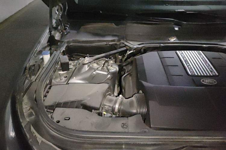 Used Land Rover Discovery 2017 3.0 SC V6 SE Engine Bay Right