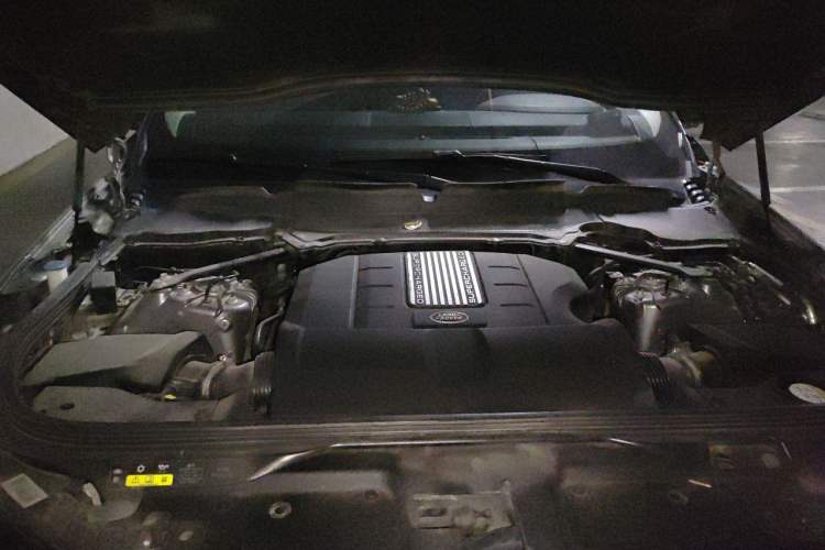 Used Land Rover Discovery 2017 3.0 SC V6 SE Engine Bay