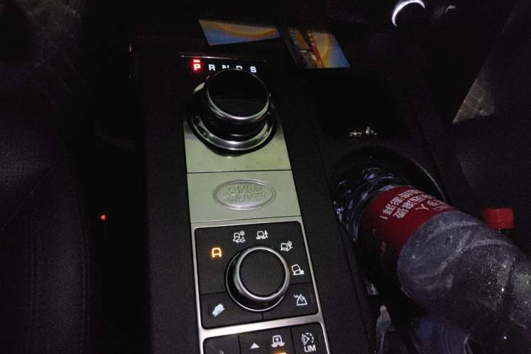 Used Land Rover Discovery 2017 3.0 SC V6 SE Gear Lever
