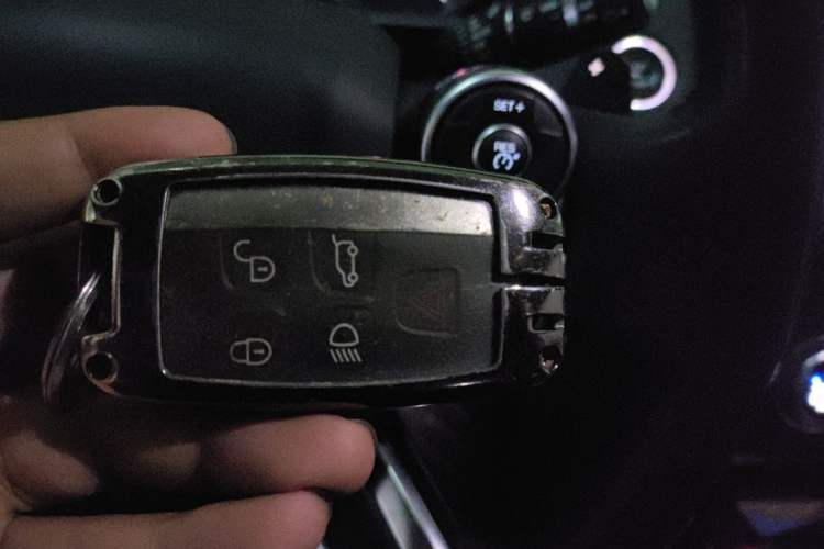Used Land Rover Discovery 2017 3.0 SC V6 SE Vehicle Key