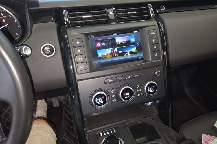 Used Land Rover Discovery 2017 3.0 SC V6 S Audio And AC Panel