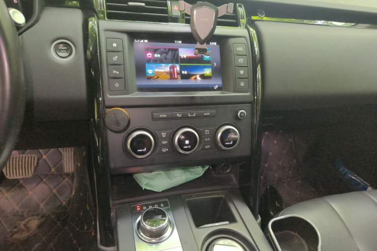 Used Land Rover Discovery 2017 3.0 SC V6 S Audio And AC Panel