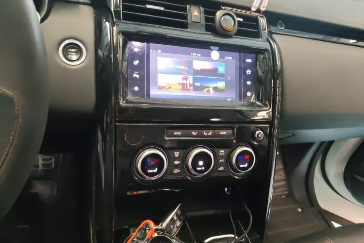 Used Land Rover Discovery 2017 3.0 SC V6 S Audio And AC Panel