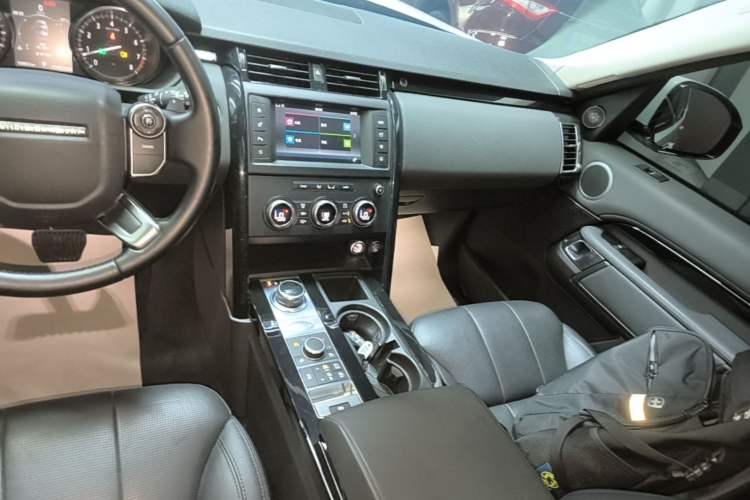 Used Land Rover Discovery 2017 3.0 SC V6 S Audio And AC Panel