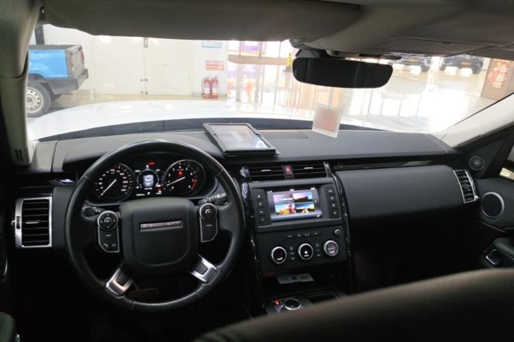 Used Land Rover Discovery 2017 3.0 SC V6 SE Center Console