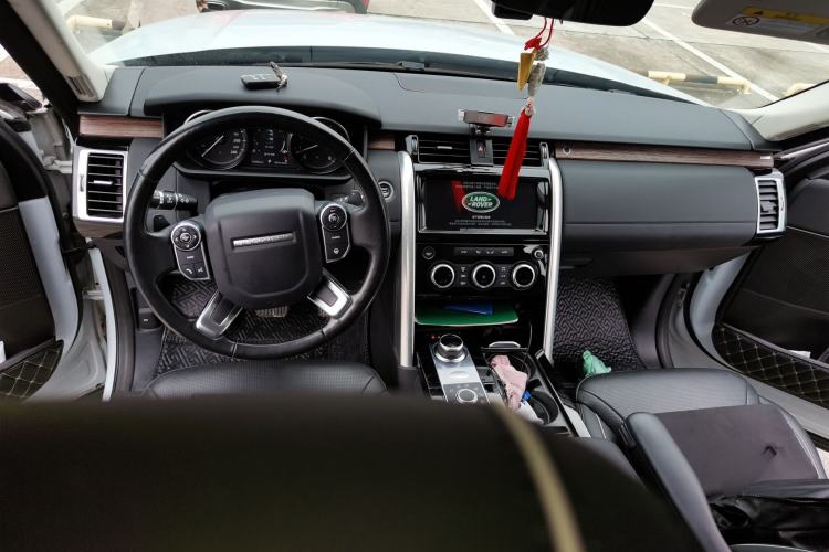 Used Land Rover Discovery 2017 3.0 SC V6 HSE Center Console