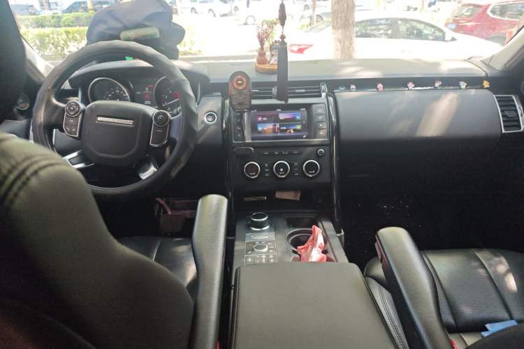 Used Land Rover Discovery 2017 3.0 SC V6 SE Center Console