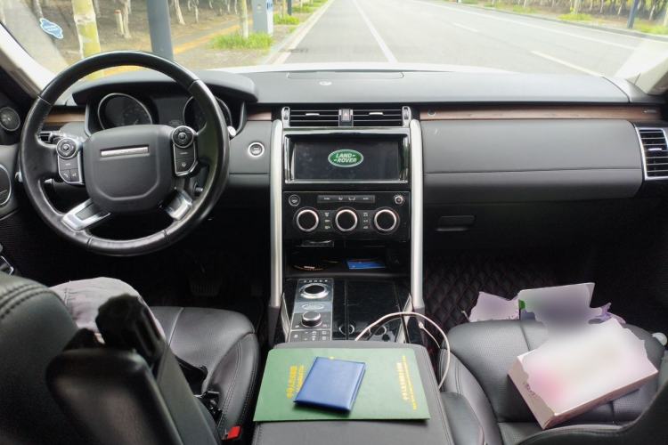 Used Land Rover Discovery 2017 3.0 SC V6 HSE Center Console