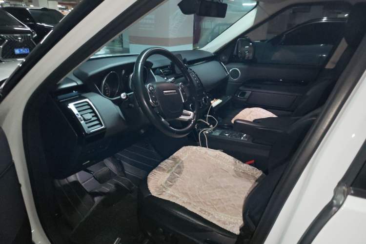 Used Land Rover Discovery 2017 3.0 SC V6 SE Center Console