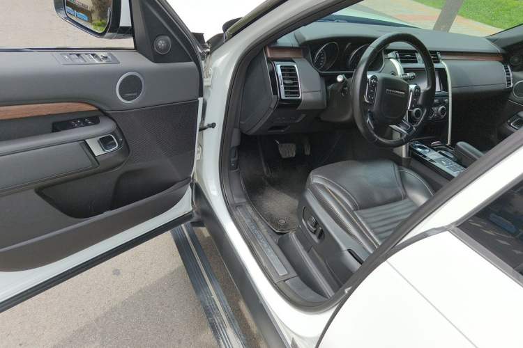 Used Land Rover Discovery 2017 3.0 SC V6 HSE LUXURY Driver Seat