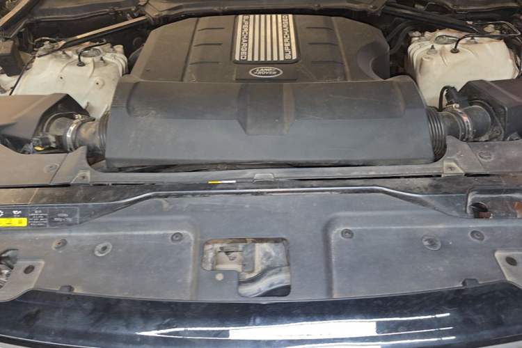 Used Land Rover Discovery 2017 3.0 SC V6 S Engine Bay
