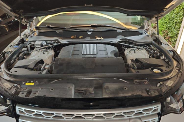 Used Land Rover Discovery 2017 3.0 SC V6 HSE Engine Bay
