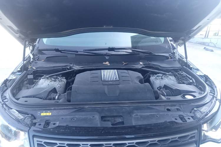 Used Land Rover Discovery 2017 3.0 SC V6 S Engine Bay