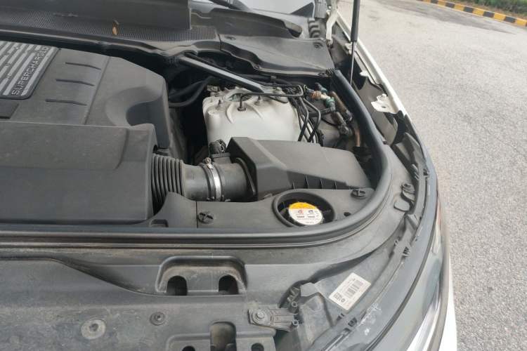 Used Land Rover Discovery 2017 5th Generation 3.0 V6 SE Engine Bay Left