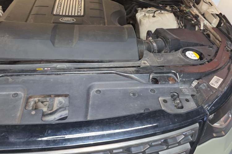 Used Land Rover Discovery 2017 3.0 SC V6 S Engine Bay Left